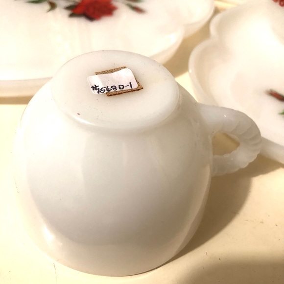 7568 Mid Century VTG 50's Federal Glass Milkglass Red Rose Snack Plates & Cups - Picture 4 of 16